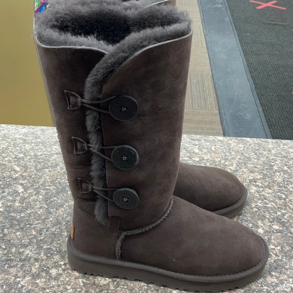 Ugg Triple Button shoes - Picture 1 of 4